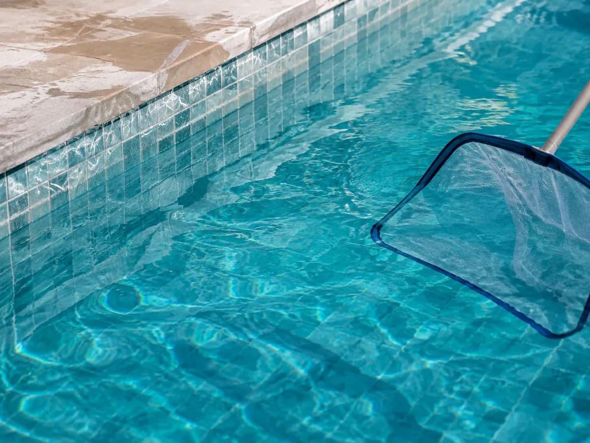 Klares Poolwasser bei regelmässiger Kontrolle und Pflege