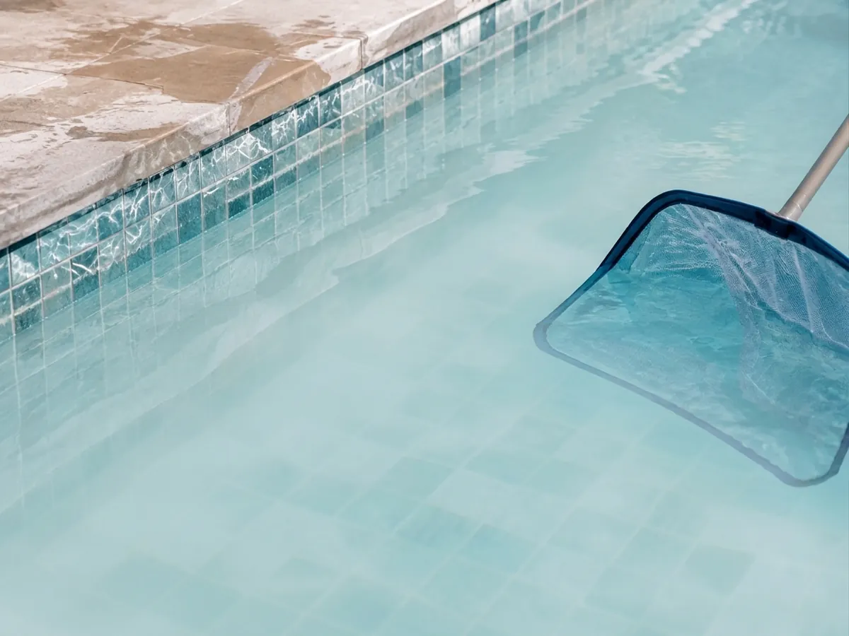 Trübes Poolwasser als sichtbares Zeichen eines Wasserproblems
